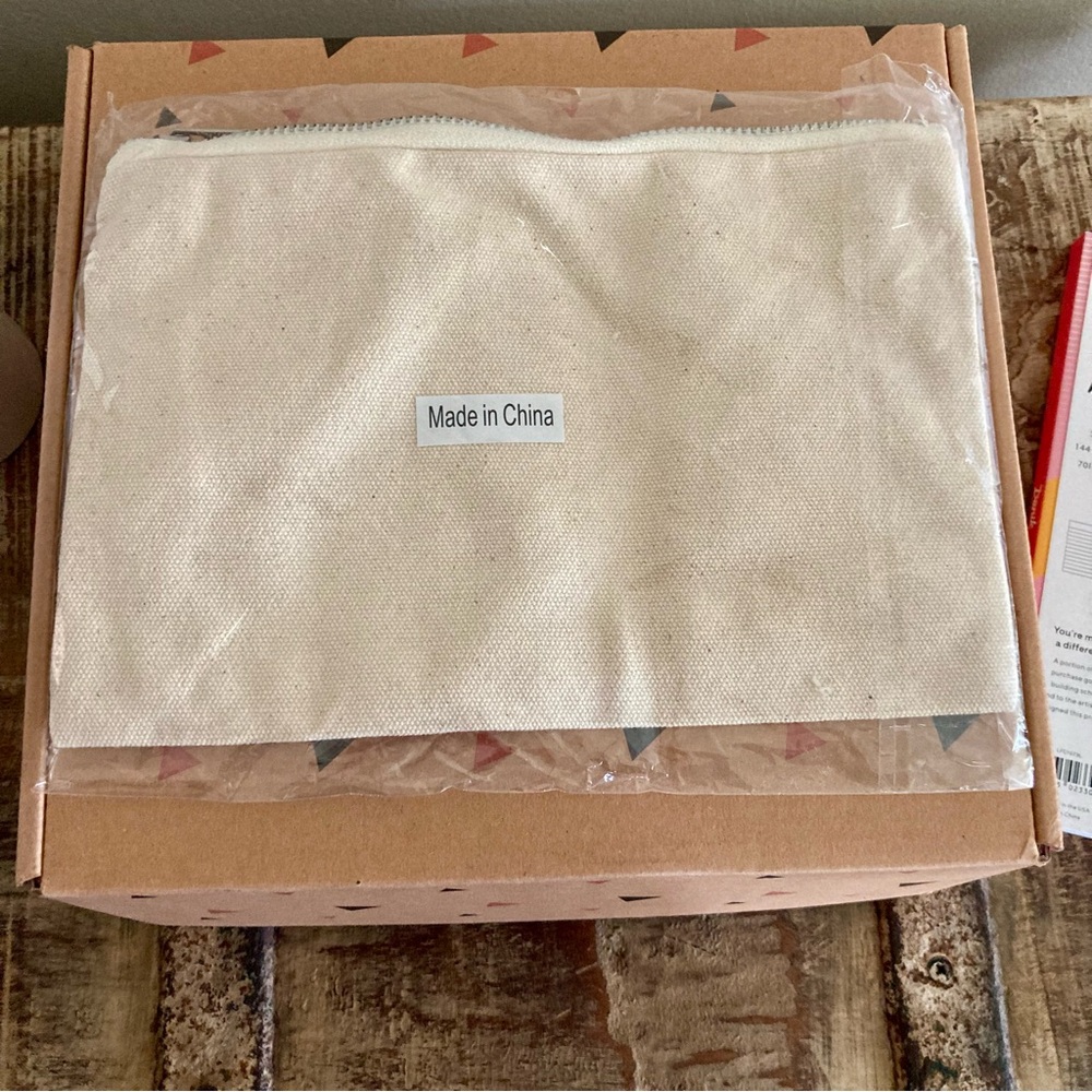 Gift Box with Cup, Makeup Bag, & Notebook - New - Milky Chic - Picture 11 of 15